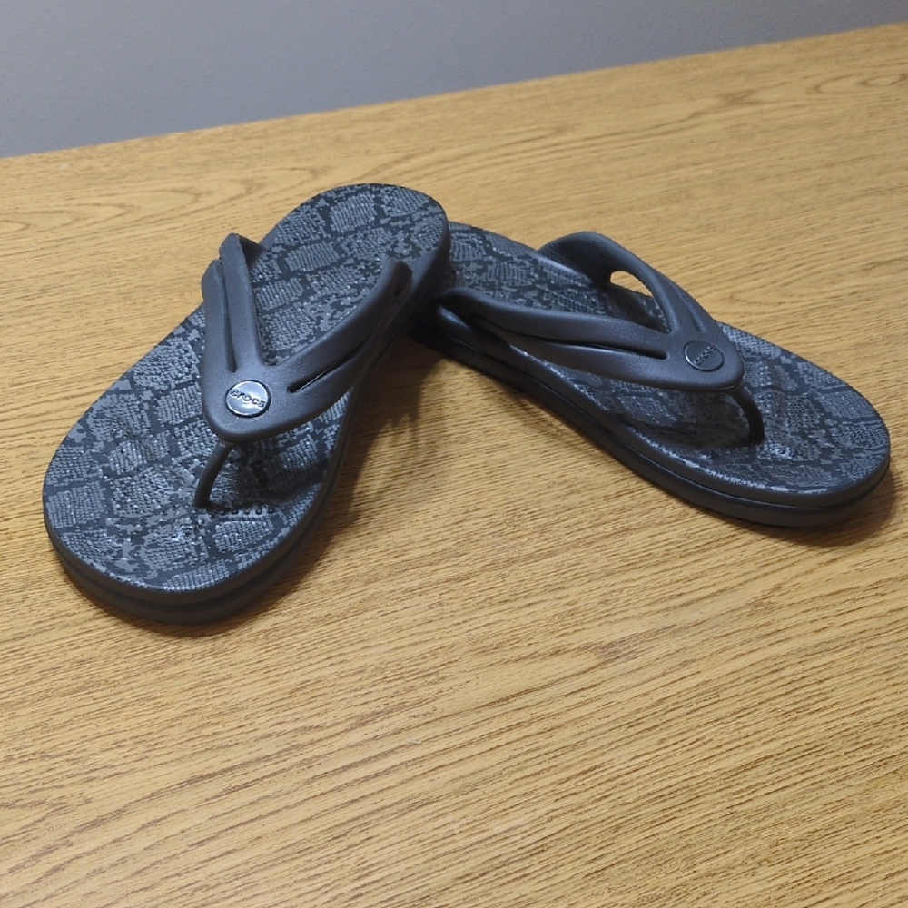 🩷🧘‍♀️🩴CROCS Gray Reptile Printed Sandals Women's size 10🩷🧘‍♀️🩴  1 pair🩷🧘